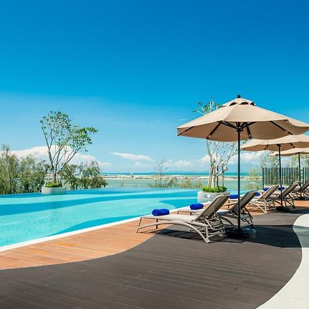 Ascott Gurney Penang Hotell George Town Eksteriør bilde The swimming pool at the hotel